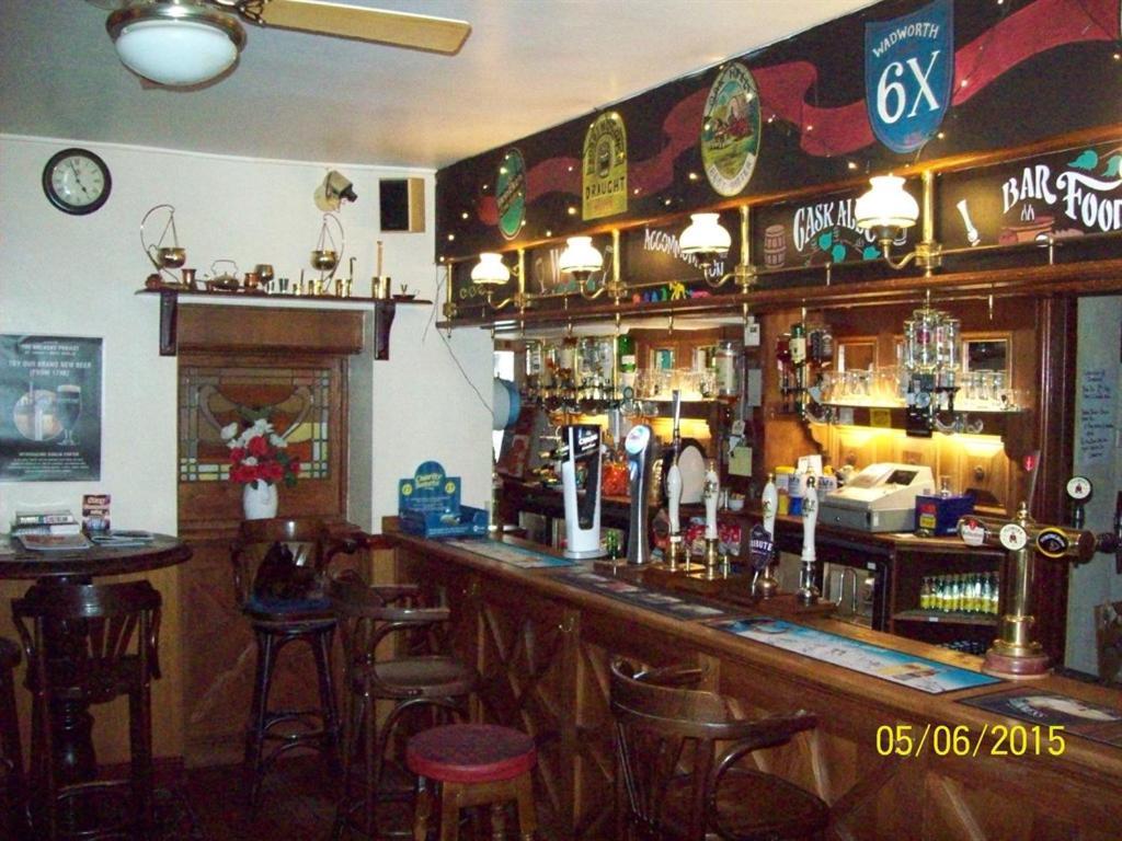 The Crown Hotel Swindon Dış mekan fotoğraf